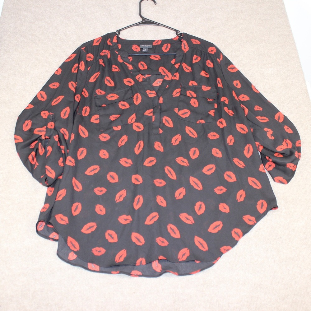 Torrid Harper Blouse Size 1 Black Red Lip Print Georgette Pullover Top Roll Tab